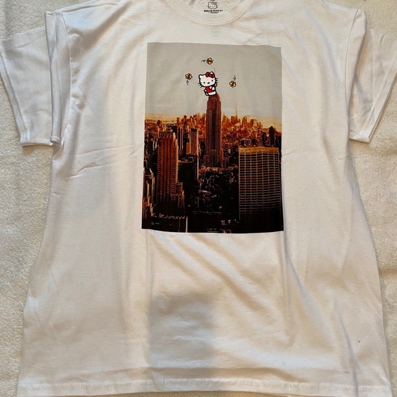 Hello Kitty Empire State Building Crew T-shirt - Picture 3 of 4